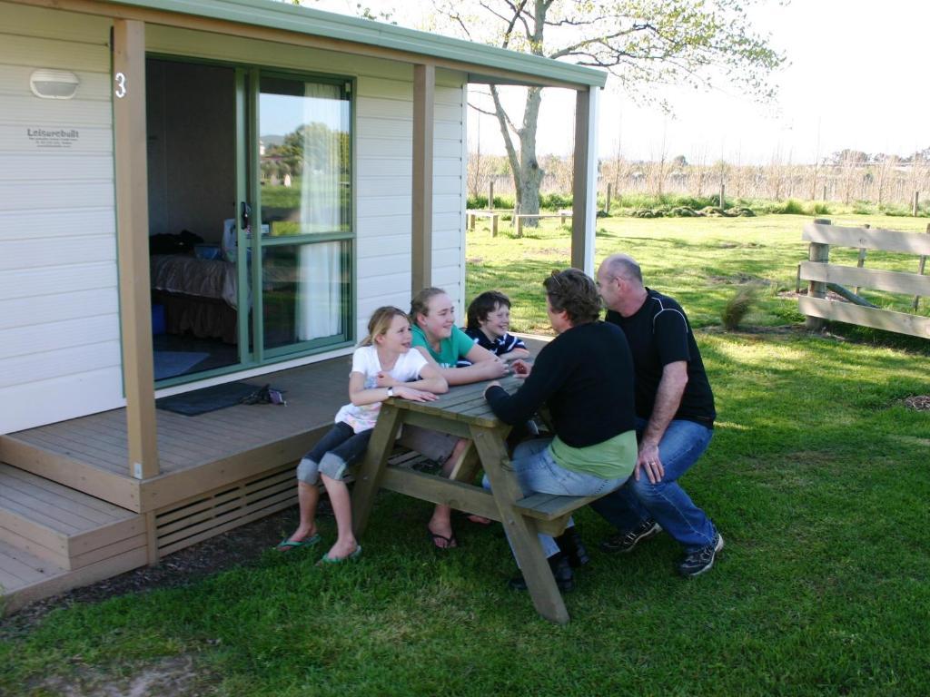 Martinborough Top 10 Holiday Park Стая снимка